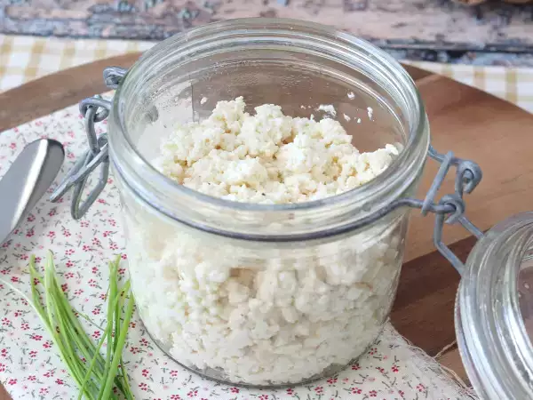 Hoe maak je zelf cottage cheese? Het supergoedkope recept met slechts 2 ingrediënten!