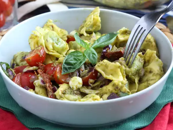 Koude tortellinisalade: puristen zullen er hun neus voor ophalen, maar deze is eerder op dan de rijstsalade