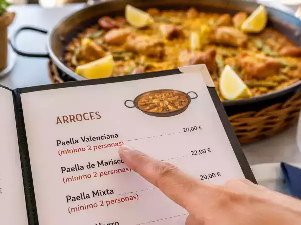 Waarom serveren veel restaurants paella alleen voor twee personen? De waarheid achter de regel ‘minimaal twee personen’