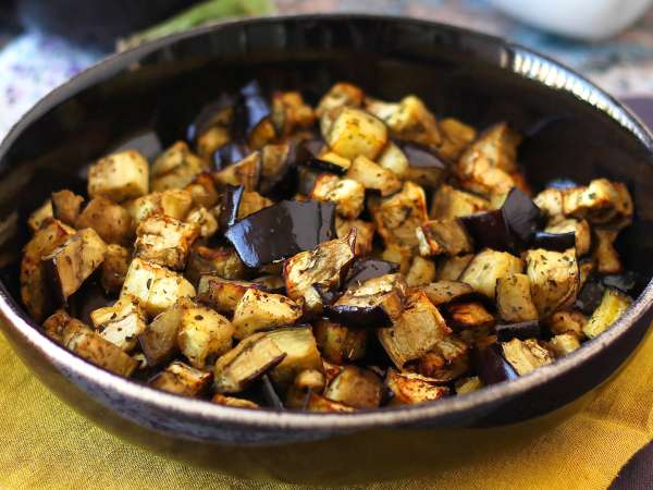 We hebben aubergines in de heteluchtfriteuse geprobeerd: het zomerse bijgerecht dat het avondeten echt redt