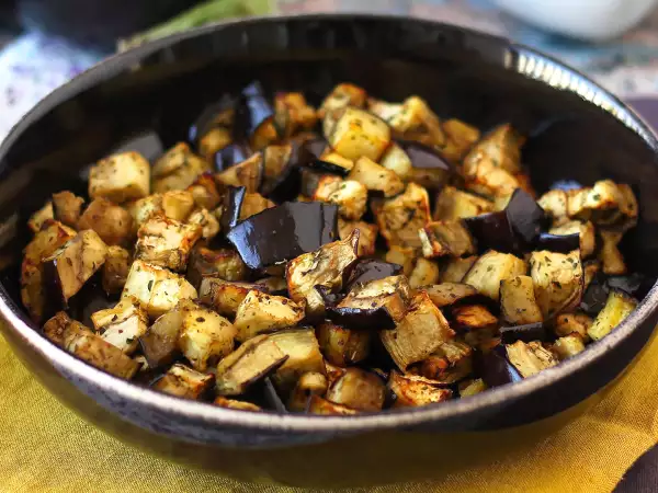 We hebben aubergines in de heteluchtfriteuse geprobeerd: het zomerse bijgerecht dat het avondeten echt redt