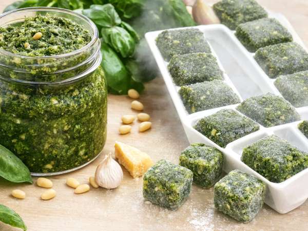 Pesto die in de zomer wordt gemaakt en voor de winter wordt ingevroren: hoe lang blijft het echt goed en hoe zorg je ervoor dat het niet bederft?