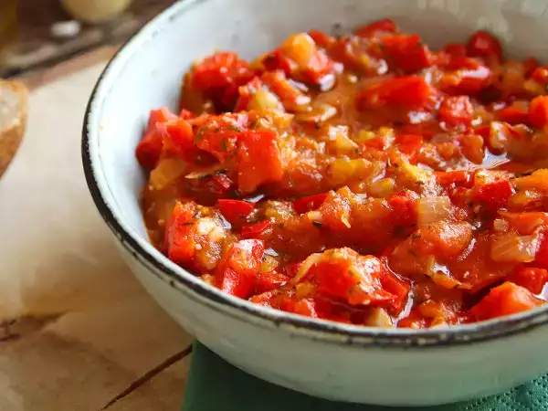 Maak in de zomer tomaten- en paprikasaus en vries deze in: in de winter is het een uitkomst voor pasta en nog veel meer
