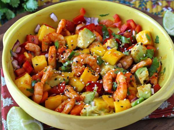 Salade met garnalen en mango: het frisse, kleurrijke en makkelijke recept waar je de hele zomer zin in hebt