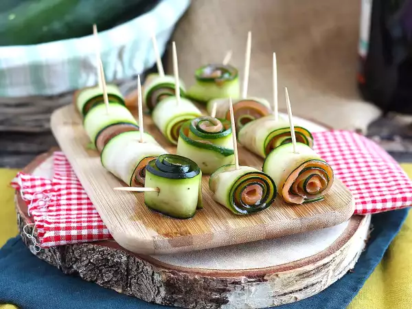 Te veel courgettes? Dit opgerolde gerecht kun je koud eten en het is eens iets heel anders dan een gratin