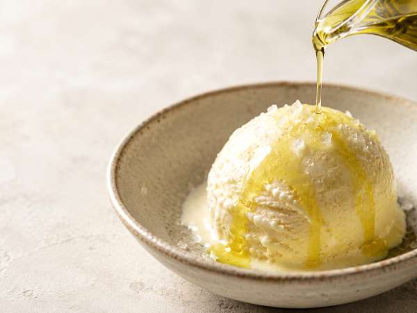 De truc van één minuut waarmee je van een gewoon vanille-ijsje een onvergetelijk dessert maakt