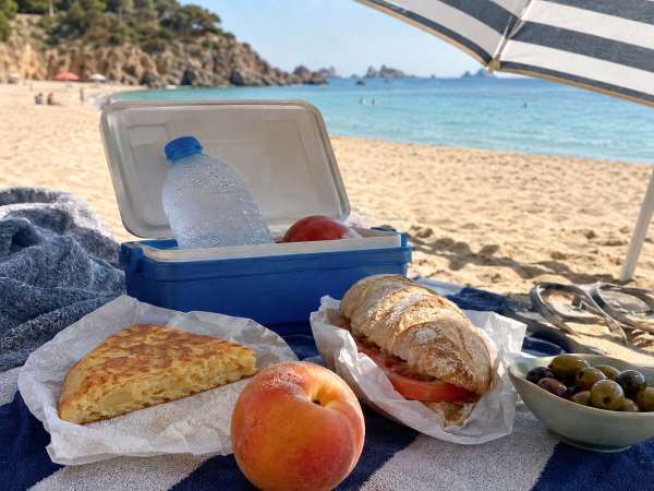 Waarom krijg je op het strand zo’n honger? Wat zit er achter dit bekende gevoel?
