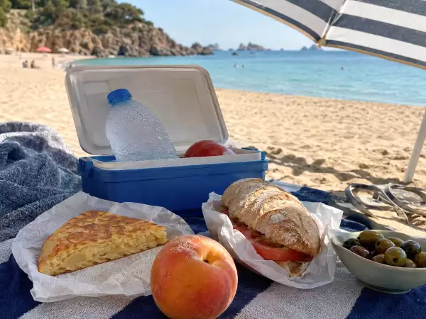 Waarom krijg je op het strand zo’n honger? Wat zit er achter dit bekende gevoel?
