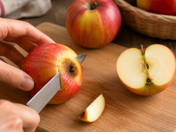 Mag je een beschimmelde vrucht nog eten nadat je het bedorven deel eraf hebt gesneden?