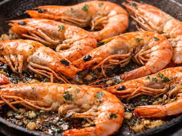 Wat gebeurt er als je garnalen met schaal kookt? Het antwoord verrast zelfs mensen die al jarenlang koken