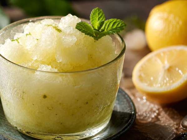 Het simpele gebaar dat het verschil maakt tussen een zelfgemaakte granita zonder machine... en een die er professioneel uitziet
