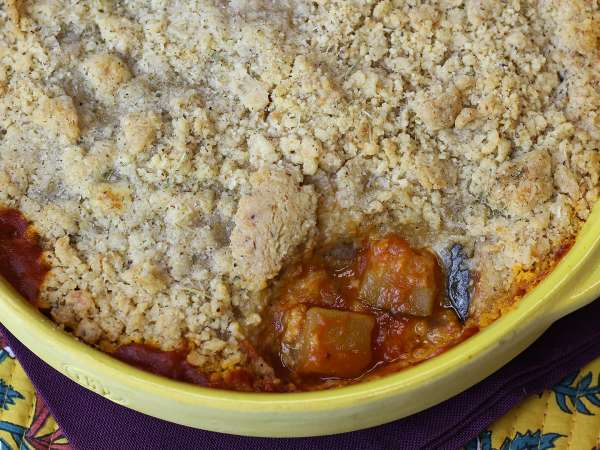 Deze ratatouille-crumble kun je van tevoren klaarmaken en is zowel warm als koud lekker!