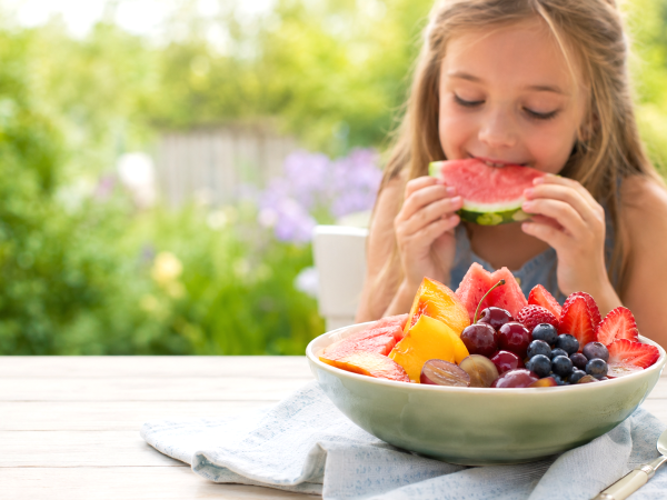 Zomerfruit dat kinderen tot rust brengt: lichte, zoete en verfrissende opties