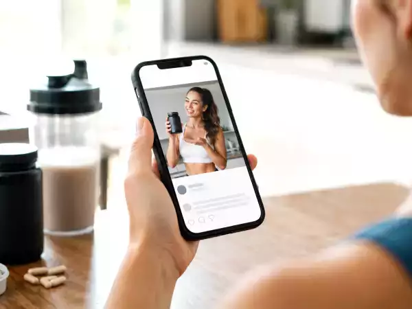 Voedingssupplementen op sociale media: bijna één op de drie advertenties is problematisch. Dit moet je controleren voordat je erop vertrouwt
