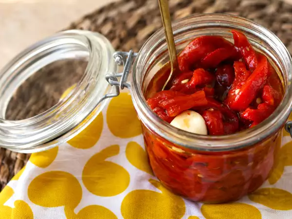 De truc met geroosterde paprika's die elke zomersalade nog lekkerder maakt: ze worden zoeter, sappiger en zijn makkelijker te pellen