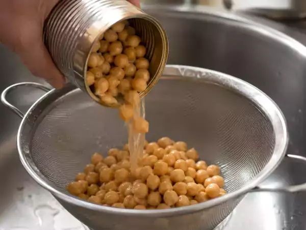Kikkererwten uit blik: moet je ze echt afspoelen voordat je ze klaarmaakt?