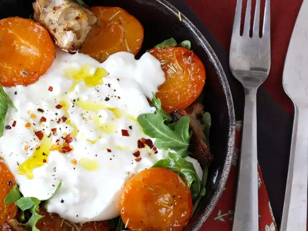 10 zomerse salades met kaas: frisse recepten met feta, burrata, mozzarella en geitenkaas