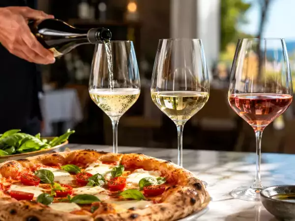 Hoe kies je de juiste wijn bij elke soort pizza: de onmisbare tips van sommeliers voor jou