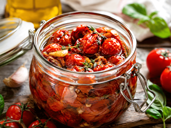 Te rijpe cherrytomaten: eenvoudige manieren om ze zonder verspilling meerdere weken te bewaren
