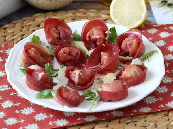Drie snelle en eenvoudige recepten met bresaola: smakelijke ideeën voor lunch en diner als je weinig tijd hebt