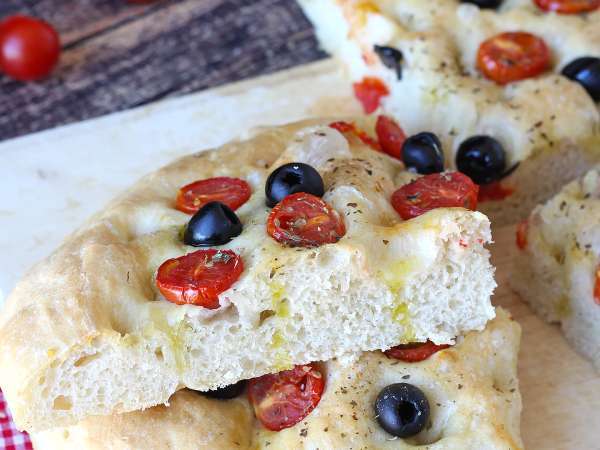 Deze dikke focaccia met cherrytomaatjes en olijven weet je al bij de eerste geur te verleiden: het recept dat je zeker moet proberen