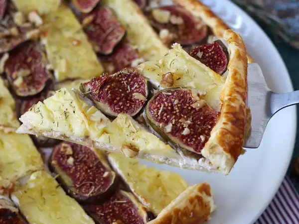 Probeer deze dunne taart met brie en walnoten nog snel, voordat het vijgenseizoen ten einde loopt