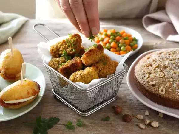 Dagmenu 9 oktober: raclettebroodjes, groenterijke kipnuggets en smeuïge hazelnootcake