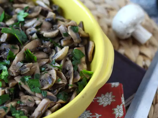 Paddenstoelen uit de pan: wanneer voeg je tijdens het bakken zout toe? Het juiste moment om de smaak te versterken en een echt smakelijk resultaat te krijgen