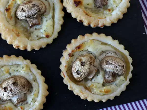 Deze kleine champignontaartjes zijn perfect voor de Halloweenborrel