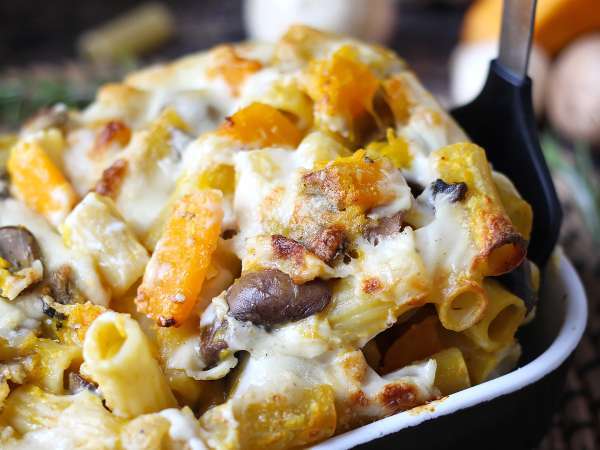 Deze ovenschotel met pasta combineert romigheid met de geur van de herfst en brengt de smaken van het seizoen op tafel