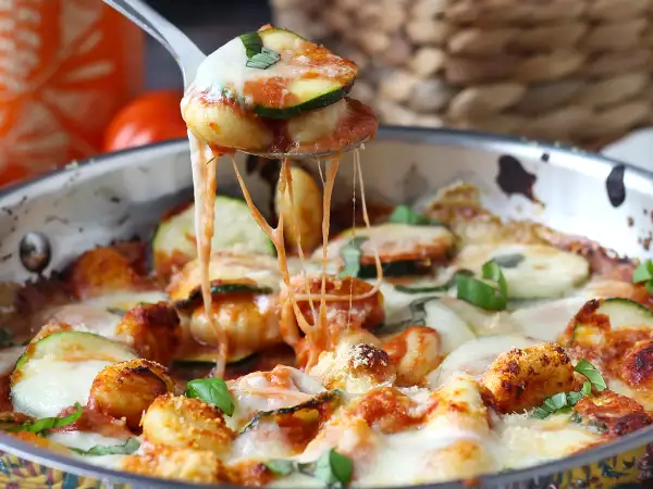Ligt er nog een pakje gnocchi in de kast? 6 recepten om het avondeten te redden