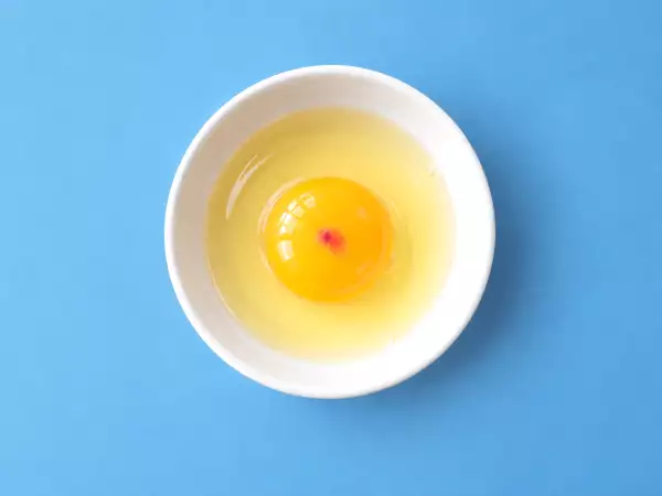 Een rood vlekje in een ei kan je verrassen: wat is het en kun je het eten?