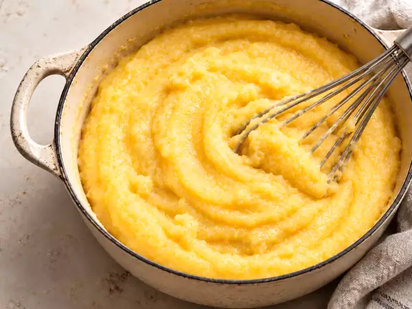 Klontjes in de polenta? Zo ontstaan ze en zo red je de polenta zonder opnieuw te beginnen