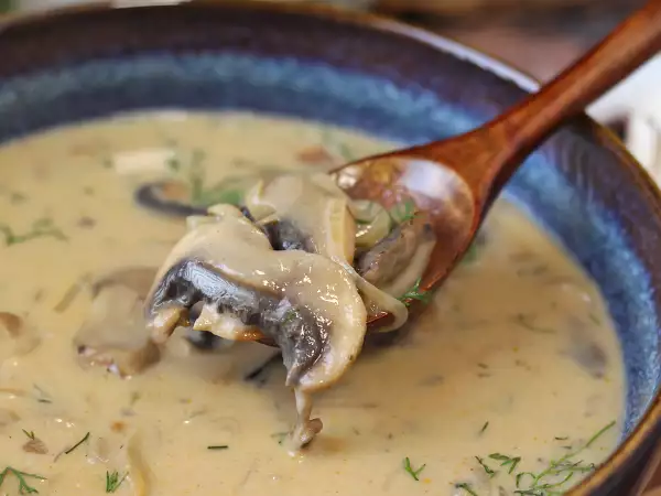 Deze Hongaarse champignonsoep is zo romig dat je meteen nog een kom wilt!