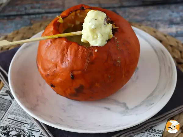 Op zoek naar een gerecht om te delen tijdens Halloween? Deze geroosterde pompoen gevuld met gesmolten kaas steelt gegarandeerd de show