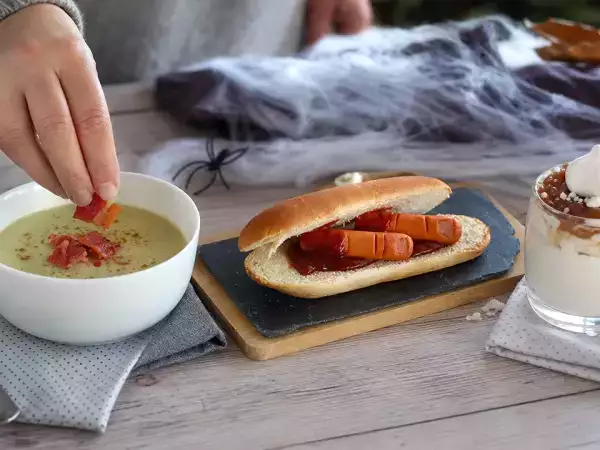 Dagmenu 30 oktober: romige aardpeersoep, bloederige halloween-hotdogs en Mont Blanc-glaasjes