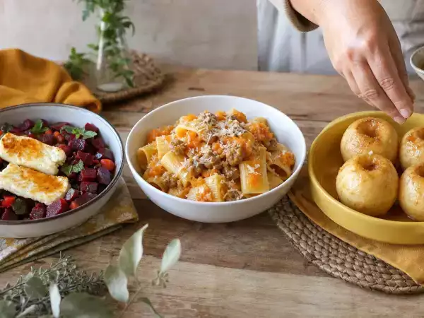 Dagmenu 31 oktober: bietensalade met halloumi, herfstpasta met worst en warme appels