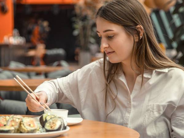 Als je op deze manier sushi eet, doe je het verkeerd: wat een Japanner nooit zou doen.