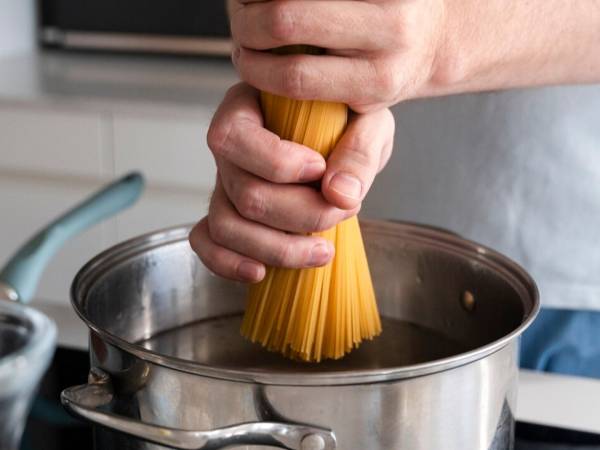 Het kan zijn dat je pasta verkeerd kookt, wat de ontwikkeling van bacteriën bevordert. Hier lees je hoe je dat kunt voorkomen!