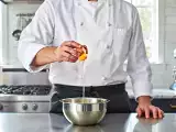 Artikelen: Een ei met één hand kraken - Het geheim van de chef waardoor er geen eierschalen op je eten achterblijven