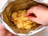 Artikelen: Waarom zit er zoveel lucht in de zakken chips? Worden we bedrogen?