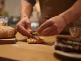 Artikelen: Dagmenu, 22 mei: een feestelijke combinatie van knoflookbrood, paasnestjes en een chocoladeboom
