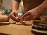 Artikelen: Dagmenu, 22 mei: een feestelijke combinatie van knoflookbrood, paasnestjes en een chocoladeboom