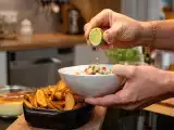 Artikelen: Dagmenu, 30 mei: een frisse ceviche, knapperige aardappelen en een eiwitrijke vlaai