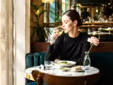 Artikelen: De tafel voor één theorie: waarom alleen eten niet langer voelt als een nederlaag, maar als een kleine luxe