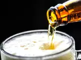 Artikelen: Waarom schuimt bier minder als je het glas schuin houdt?