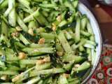 Artikelen: We kunnen niet stoppen met eten: deze ultrafrisse komkommersalade is onze obsessie van het moment geworden.