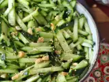 Artikelen: We kunnen niet stoppen met eten: deze ultrafrisse komkommersalade is onze obsessie van het moment geworden.