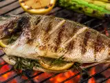 Artikelen: Vis van de barbecue: technieken om te voorkomen dat hij blijft plakken of uit elkaar valt, en om hem precies goed sappig te krijgen