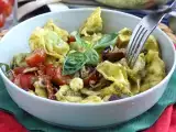 Artikelen: Koude tortellinisalade: puristen zullen er hun neus voor ophalen, maar deze is eerder op dan de rijstsalade